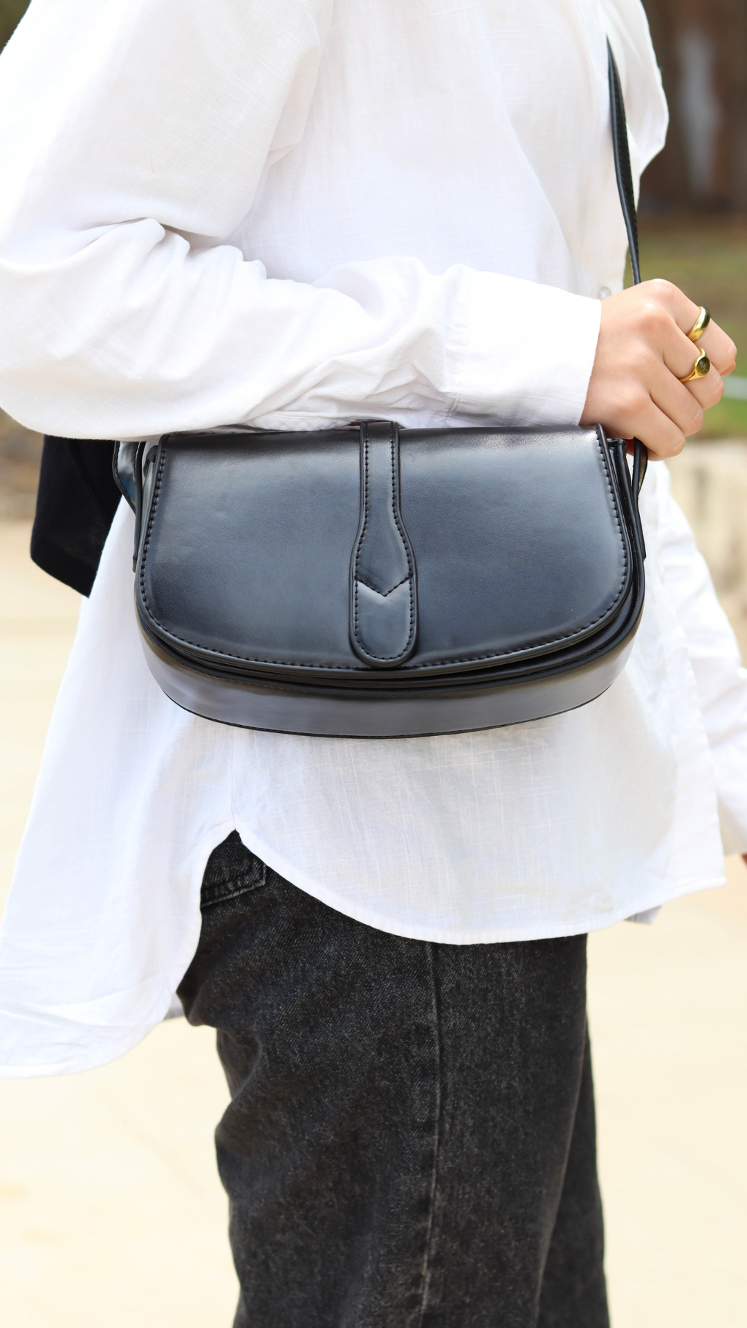 The minimal crossbody - black