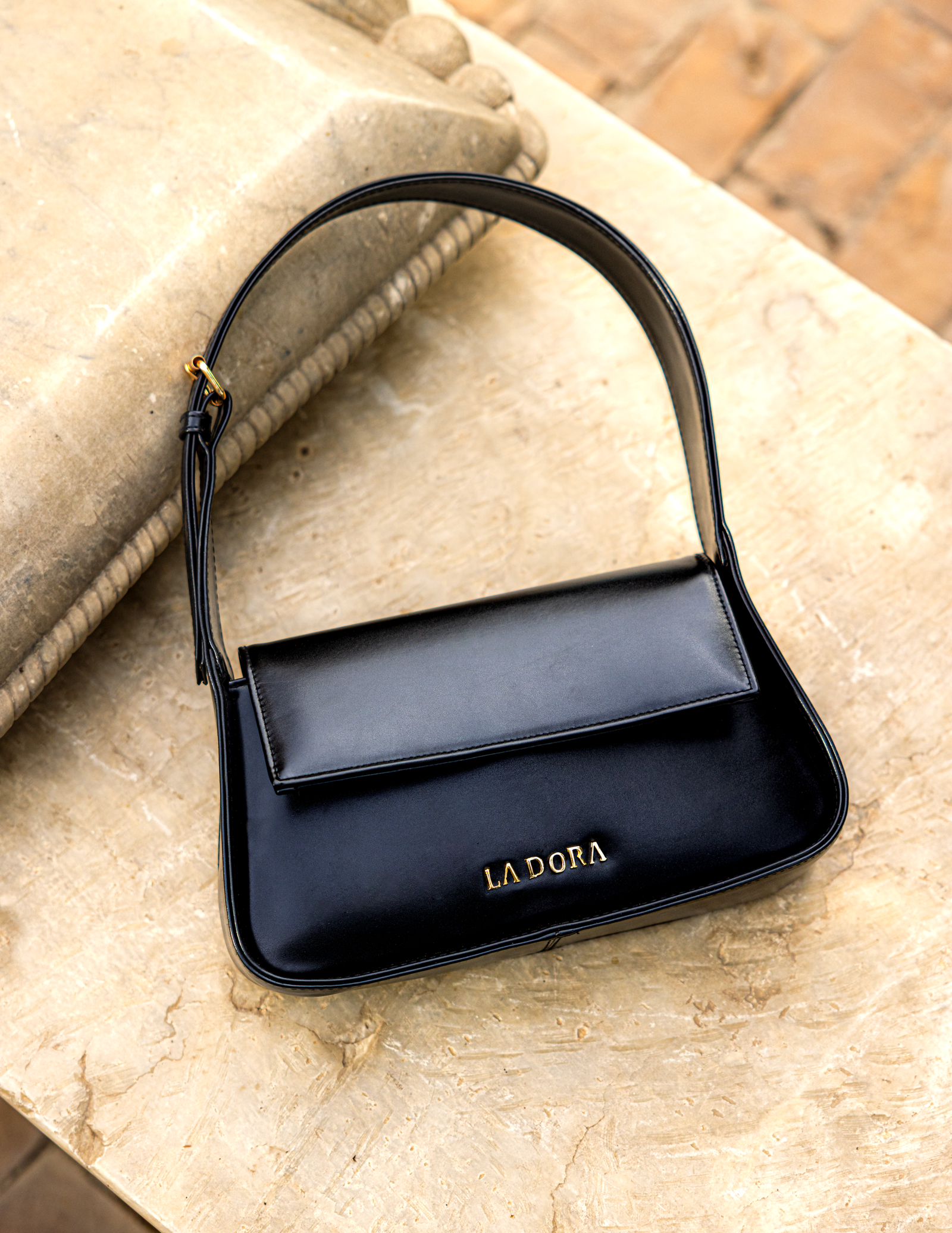 The classic carry bag - black