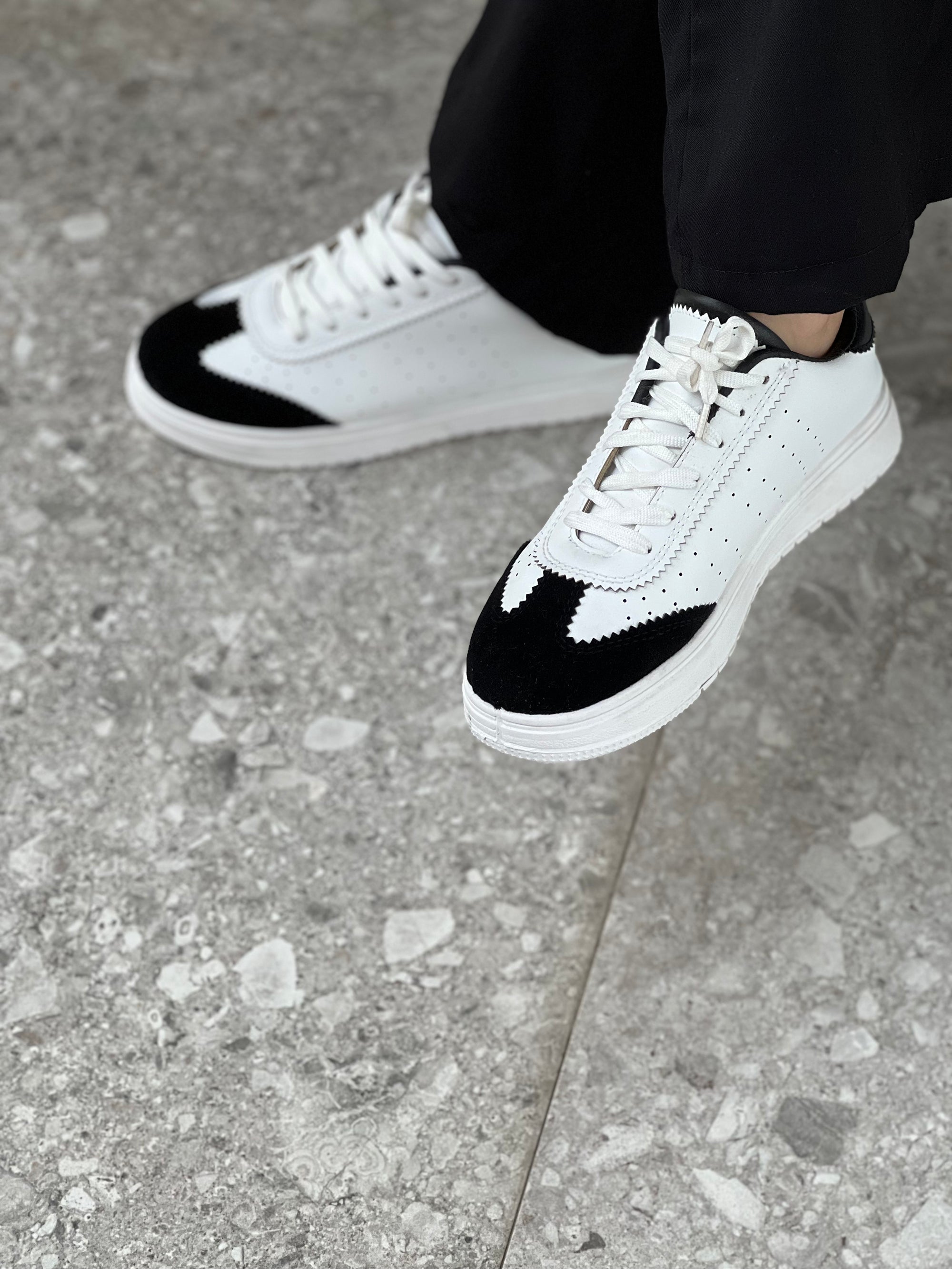 Street Chic Sneakers - White x Black