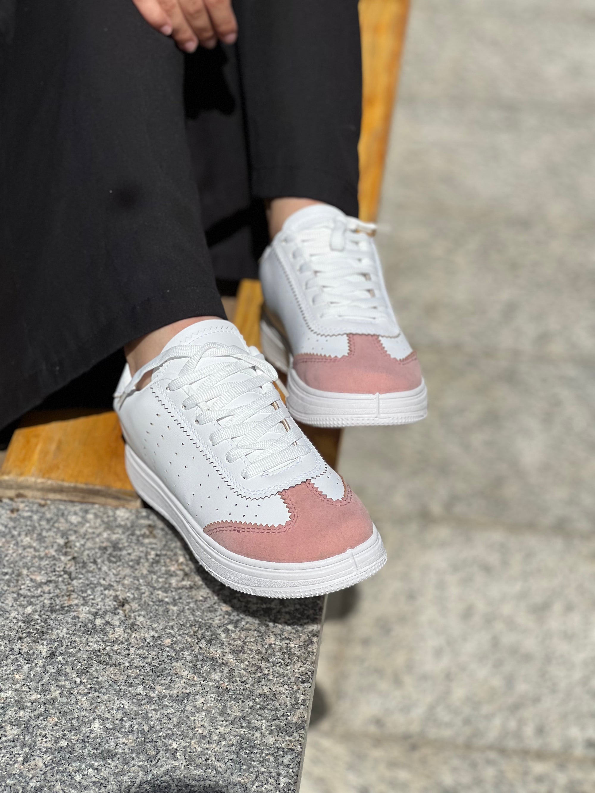 Street Chic Sneakers - White x Cashmere